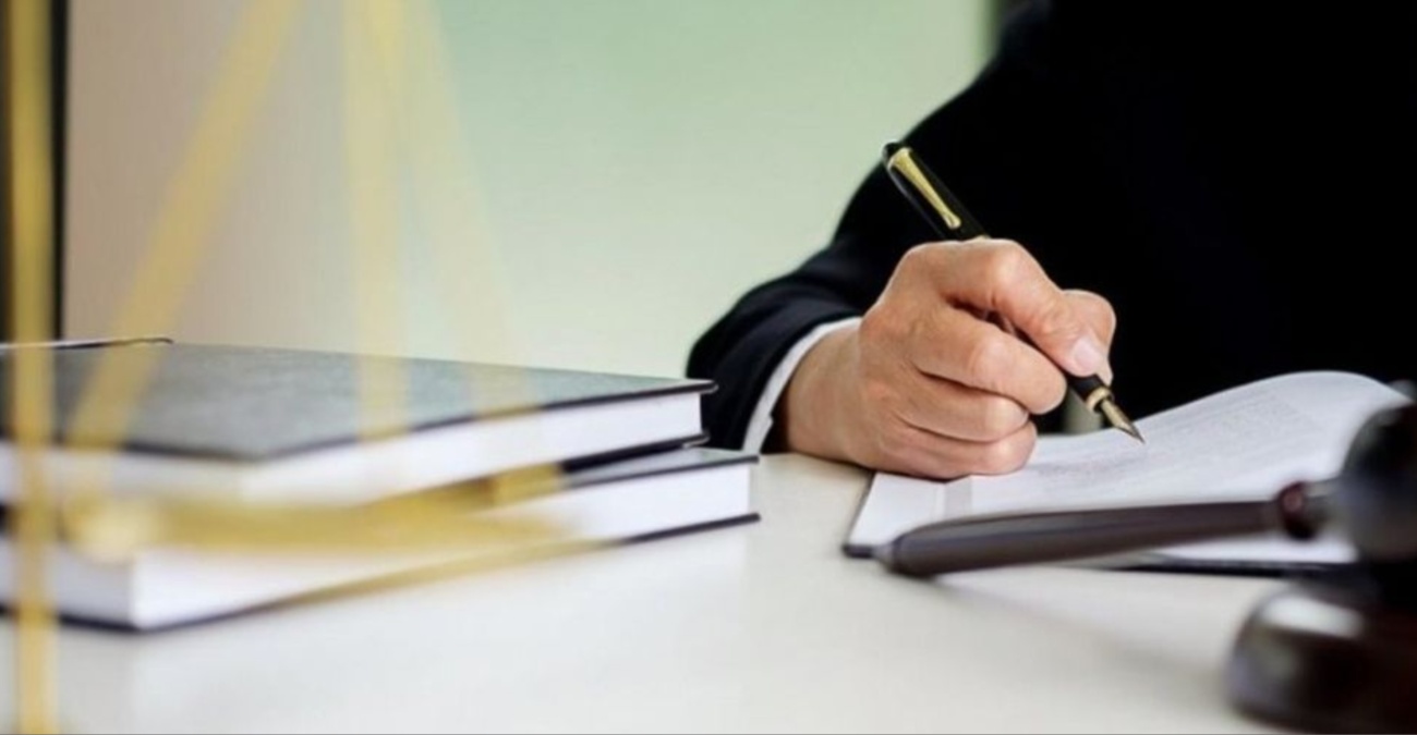 &Alpha;&rho;&chi;ή &kappa;&alpha;&tau;ά &tau;&eta;&sigmaf; &delta;&iota;&alpha;&phi;&theta;&omicron;&rho;ά&sigmaf;: &Alpha;&pi;&alpha;&nu;&tau;ά &sigma;&tau;&eta;&nu; &delta;&iota;&kappa;&eta;&gamma;ό&rho;&omicron; &tau;&omicron;&upsilon; &pi;&rho;ώ&eta;&nu; &Delta;&iota;&epsilon;&upsilon;&theta;&upsilon;&nu;&tau;ή &tau;&omicron;&upsilon; &Tau;&mu;. &Alpha;&lambda;&epsilon;ί&alpha;&sigmaf; - &laquo;&Tau;&alpha; &tau;&rho;ί&alpha; &pi;&rho;ό&sigma;&omega;&pi;&alpha; &kappa;&alpha;&tau;&omicron;&nu;&omicron;&mu;ά&sigma;&tau;&eta;&kappa;&alpha;&nu; &mu;&epsilon; &tau;&omicron;&nu; ί&delta;&iota;&omicron; &tau;&rho;ό&pi;&omicron;&raquo;