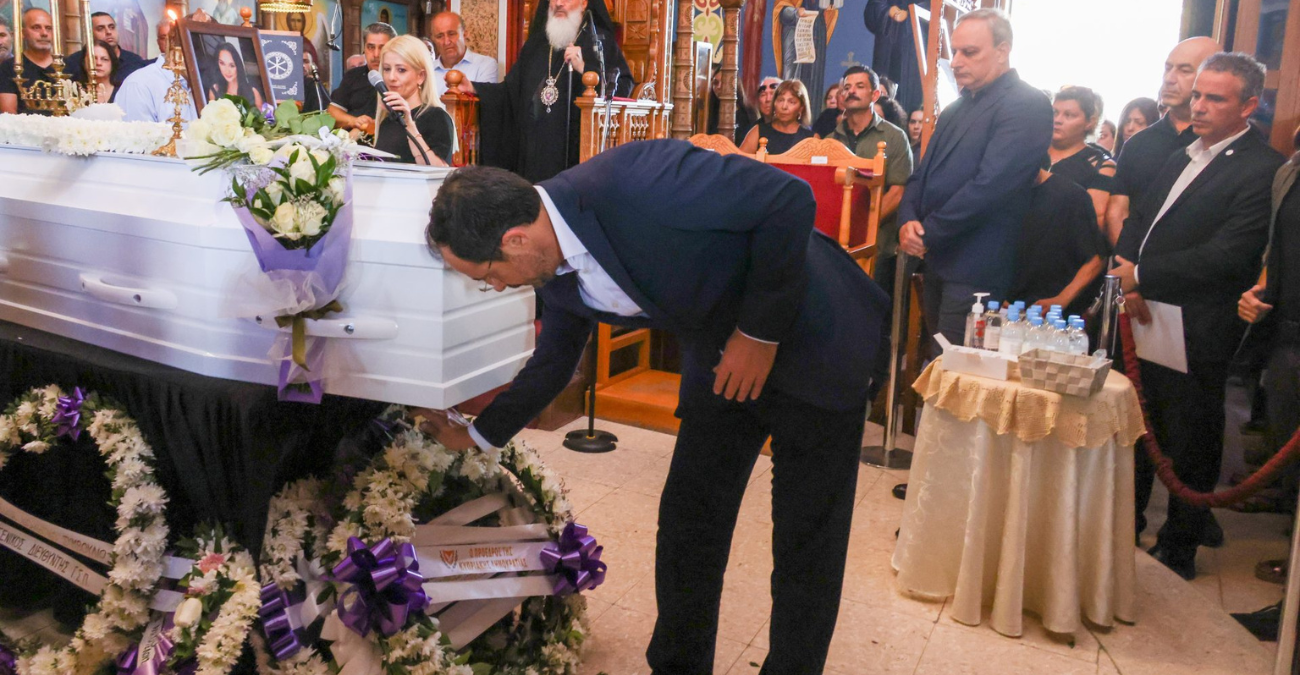 «Πώς μπορεί να μην νιώθει θυμό;» – Ο συγκινητικός αποχαιρετισμός του ΠτΔ στη Μαρία Αριστοτέλους