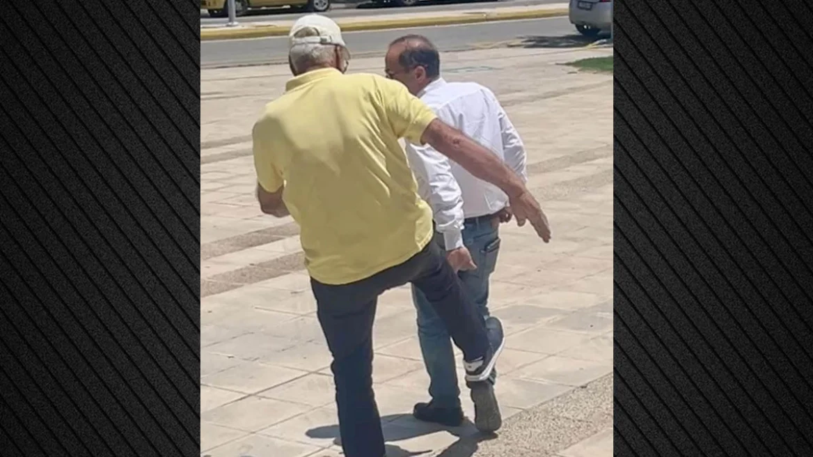 Απίστευτο περιστατικό έξω από το δημαρχείο Ραφήνας - Πρώην δήμαρχος επιτέθηκε με κλωτσιές στον Ευάγγελο Μπουρνούς