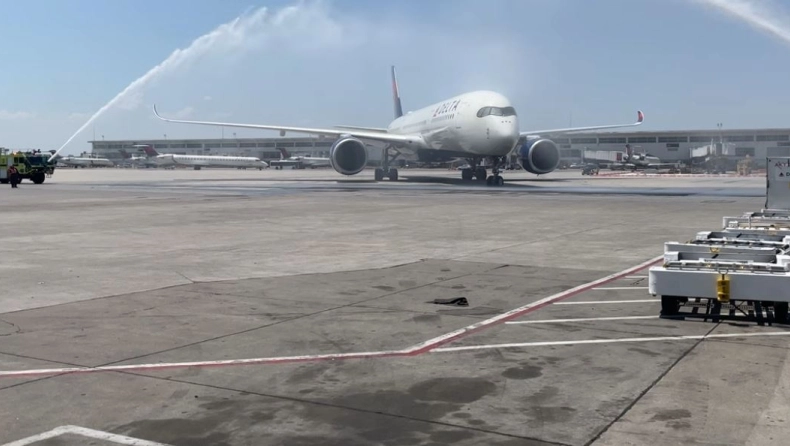 Ο παράξενος λόγος για τον οποίο τα αεροπλάνα ψεκάζονται με νερό πριν την απογείωση