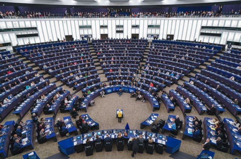 &Omicron;&iota; &epsilon;&xi;&epsilon;&lambda;ί&xi;&epsilon;&iota;&sigmaf; &sigma;&epsilon; &Mu;. &Alpha;&nu;&alpha;&tau;&omicron;&lambda;ή &kappa;&alpha;&iota; &eta; &sigma;&tau;&epsilon;&gamma;&alpha;&sigma;&tau;&iota;&kappa;ή &kappa;&rho;ί&sigma;&eta; &epsilon;&nu;ώ&pi;&iota;&omicron;&nu; &tau;&omicron;&upsilon; &Epsilon;&upsilon;&rho;&omega;&kappa;&omicron;&iota;&nu;&omicron;&beta;&omicron;&upsilon;&lambda;ί&omicron;&upsilon;