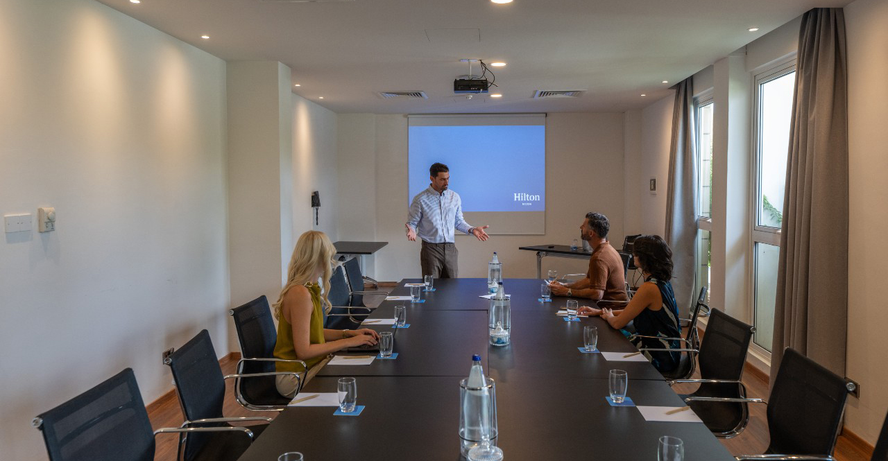 &Tau;&omicron; Hilton Nicosia &epsilon;&pi;&alpha;&nu;&alpha;&pi;&rho;&omicron;&sigma;&delta;&iota;&omicron;&rho;ί&zeta;&epsilon;&iota; &tau;&eta;&nu; &epsilon;&mu;&pi;&epsilon;&iota;&rho;ί&alpha; &tau;&omega;&nu; Meetings Events &sigma;&tau;&eta;&nu; &pi;&rho;&omega;&tau;&epsilon;ύ&omicron;&upsilon;&sigma;&alpha;!