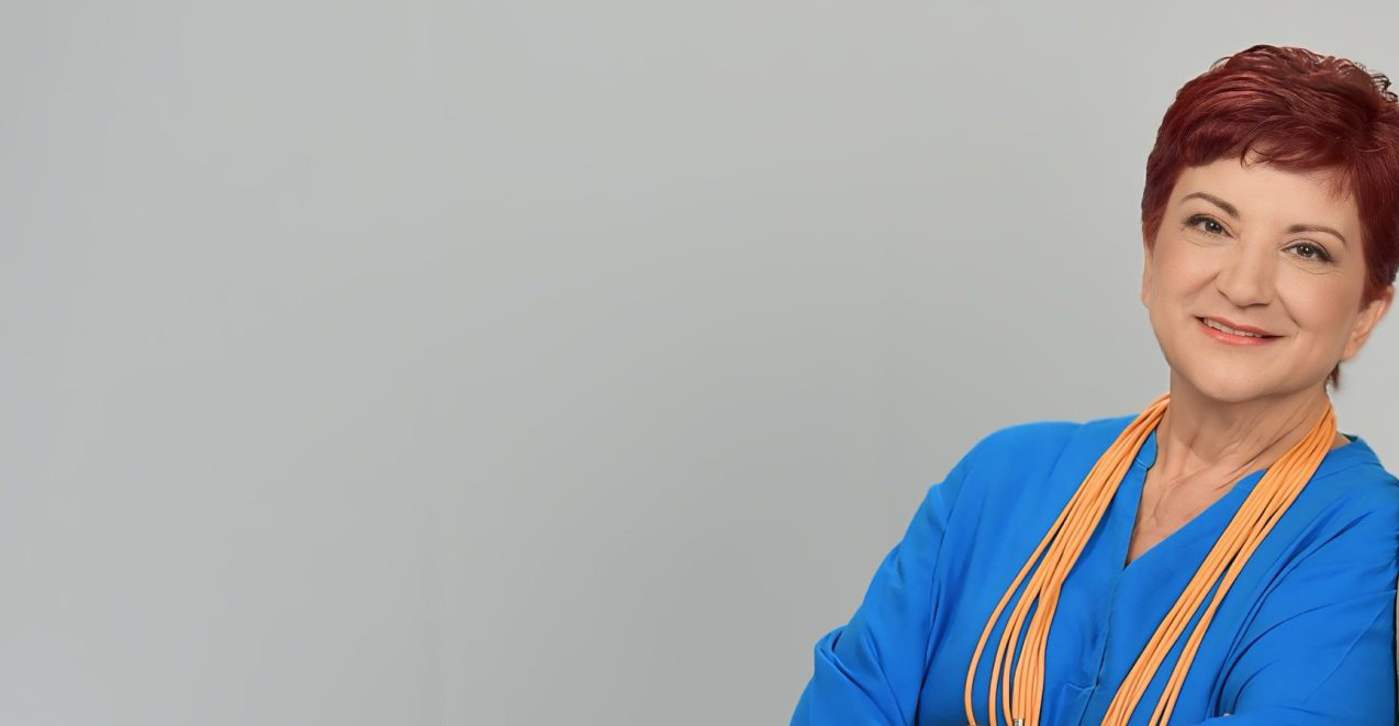 Η Αθηνά Βιολάρη δεν παρουσιάζει απλώς μια εκπομπή. Υπογράφει ένα τηλεοπτικό μάθημα ευγένειας και αυθεντικότητας