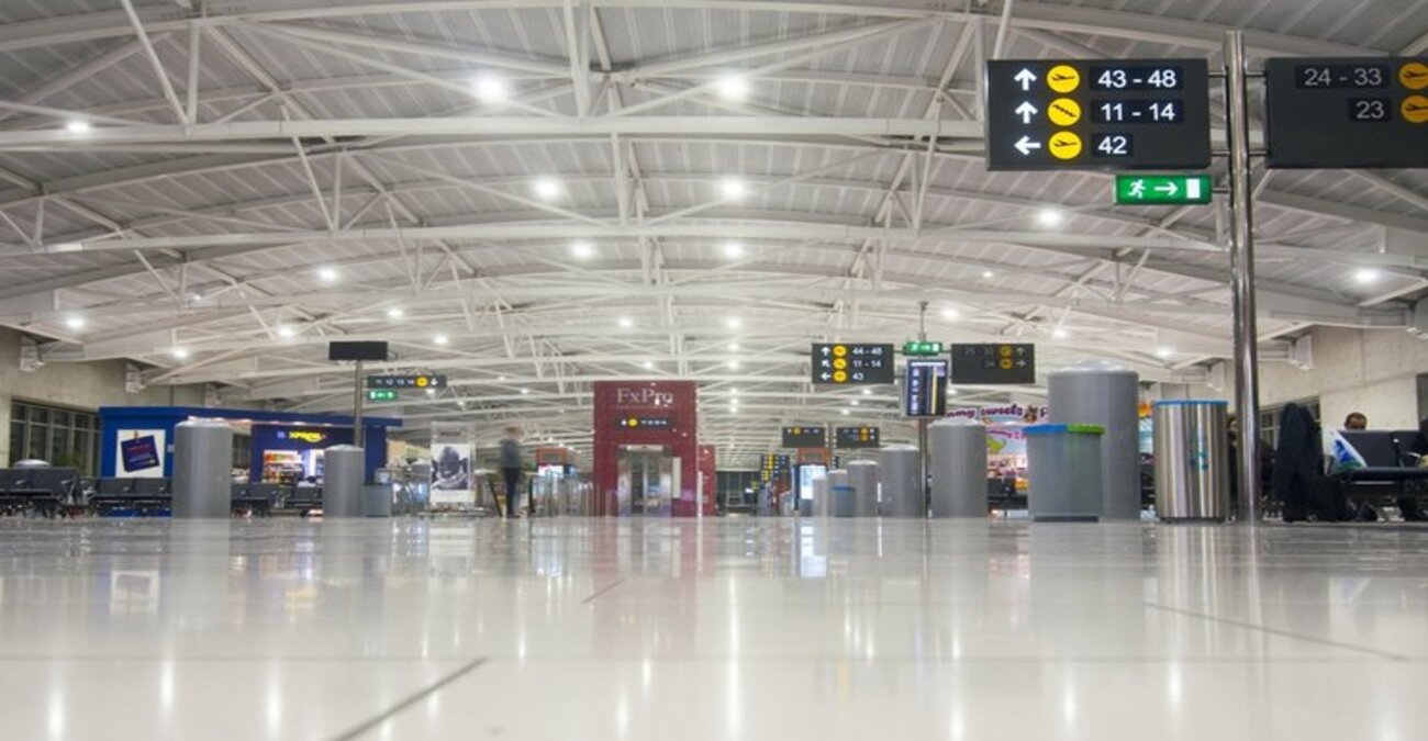 &Nu;έ&alpha; &alpha;&epsilon;&rho;&omicron;&pi;&omicron;&rho;&iota;&kappa;ή &epsilon;&tau;&alpha;&iota;&rho;&epsilon;ί&alpha; &mu;&alpha;&sigmaf; &tau;&alpha;&xi;&iota;&delta;&epsilon;ύ&epsilon;&iota; &alpha;&pi;ό &Lambda;ά&rho;&nu;&alpha;&kappa;&alpha; &sigma;&epsilon; &delta;ύ&omicron; &pi;&rho;&omicron;&omicron;&rho;&iota;&sigma;&mu;&omicron;ύ&sigmaf; &ndash; &Pi;ό&tau;&epsilon; &alpha;&rho;&chi;ί&zeta;&omicron;&upsilon;&nu; &pi;&tau;ή&sigma;&epsilon;&iota;&sigmaf; &ndash; &Tau;&omicron; &kappa;ό&sigma;&tau;&omicron;&sigmaf; &tau;&omega;&nu; &epsilon;&iota;&sigma;&iota;&tau;&eta;&rho;ί&omega;&nu;