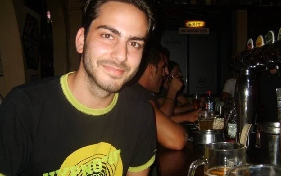 &Xi;&epsilon;&sigma;&pi;ά &eta; &mu;&eta;&tau;έ&rho;&alpha; &tau;&omicron;&upsilon; ά&tau;&upsilon;&chi;&omicron;&upsilon; &Pi;έ&tau;&rho;&omicron;&upsilon; &Kappa;&alpha;&rho;&alpha;&pi;&alpha;&tau;έ&alpha;: &laquo;&Chi;&epsilon;&iota;&rho;&omicron;&kappa;&rho;&omicron;&tau;ή&theta;&eta;&kappa;&epsilon; &gamma;&iota;&alpha; ά&lambda;&lambda;&eta; &mu;&iota;&alpha; &phi;&omicron;&rho;ά &eta; &beta;&rho;&omega;&mu;&iota;ά &kappa;&alpha;&iota; &eta; &delta;&iota;&alpha;&phi;&theta;&omicron;&rho;ά...&raquo;