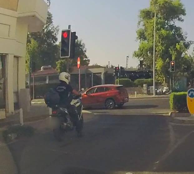 Αστυνομικός παραβίασε το κόκκινο σε φώτα τροχαίας – Δείτε φωτογραφίες