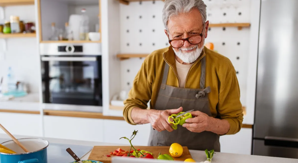 «Φάρμακο» για το μυαλό το μαγείρεμα - Μειώνει τον κίνδυνο άνοιας έως και 30%