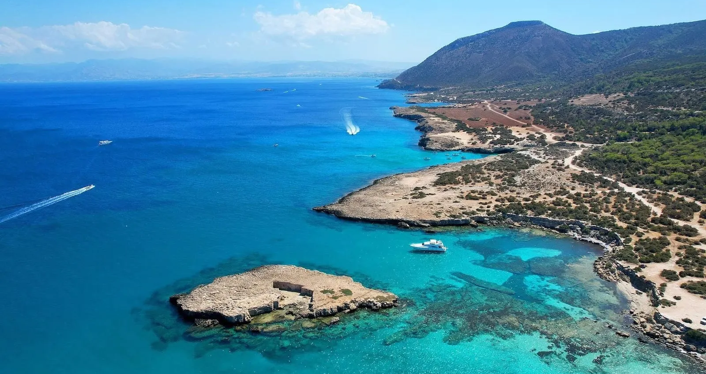 &laquo;&Lambda;&alpha;&beta;&rho;ά&kappa;&iota;&raquo; &tau;&eta;&sigmaf; &Upsilon;&Kappa;&Alpha;&Nu; &sigma;&tau;&omicron;&nu; &Alpha;&kappa;ά&mu;&alpha;: &Beta;&rho;ή&kappa;&alpha;&nu; 36 &kappa;&iota;&lambda;ά &nu;&alpha;&rho;&kappa;&omega;&tau;&iota;&kappa;ώ&nu; &kappa;&rho;&upsilon;&mu;&mu;έ&nu;&alpha; &sigma;&epsilon; &pi;&alpha;&rho;&alpha;&lambda;ί&alpha; &ndash; &Delta;&epsilon;ί&tau;&epsilon; &phi;&omega;&tau;&omicron;&gamma;&rho;&alpha;&phi;ί&epsilon;&sigmaf;