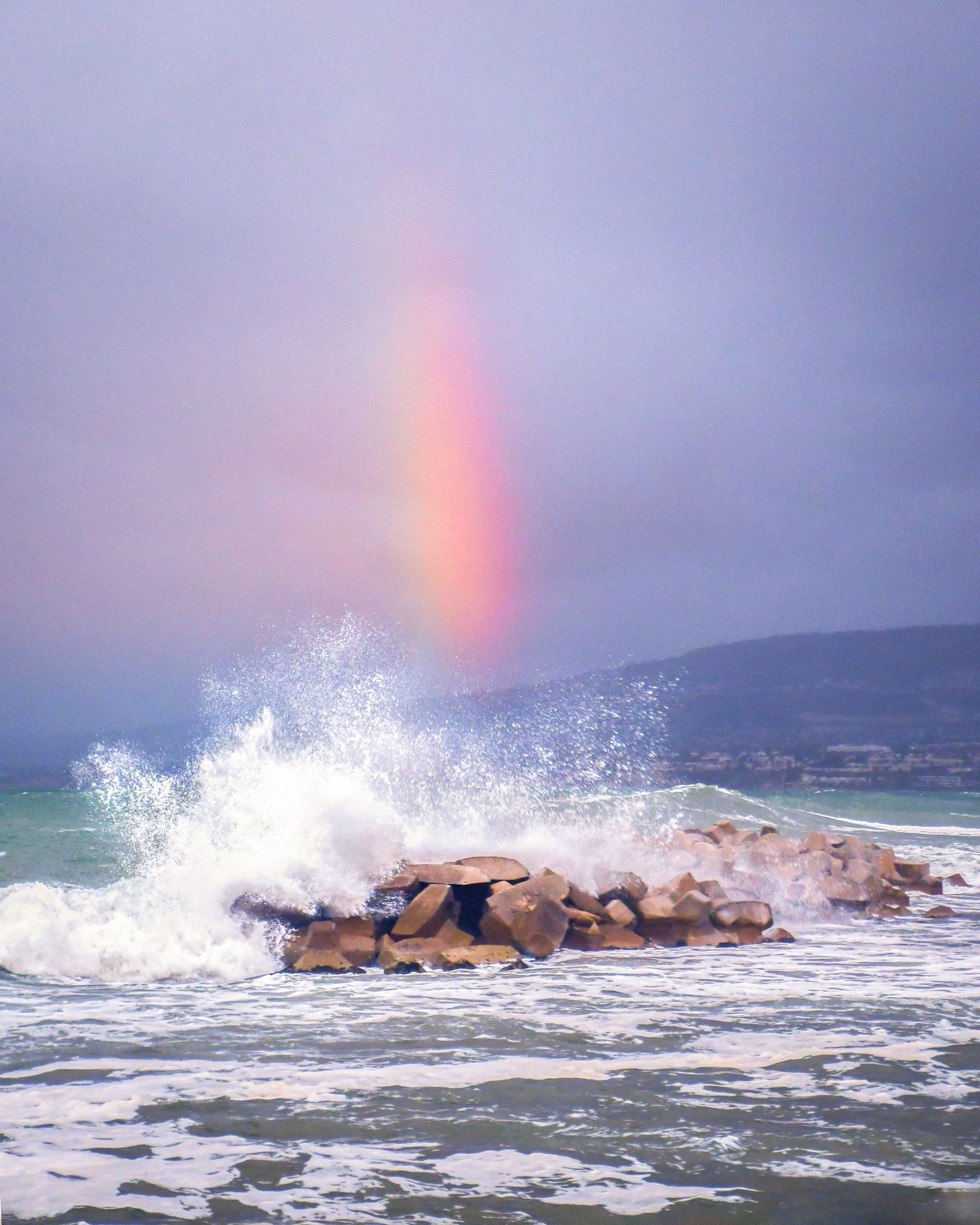 Σπάνιο θέαμα στην Πάφο: Ουράνιο τόξο «ξεπήδησε» μέσα από τα κύματα