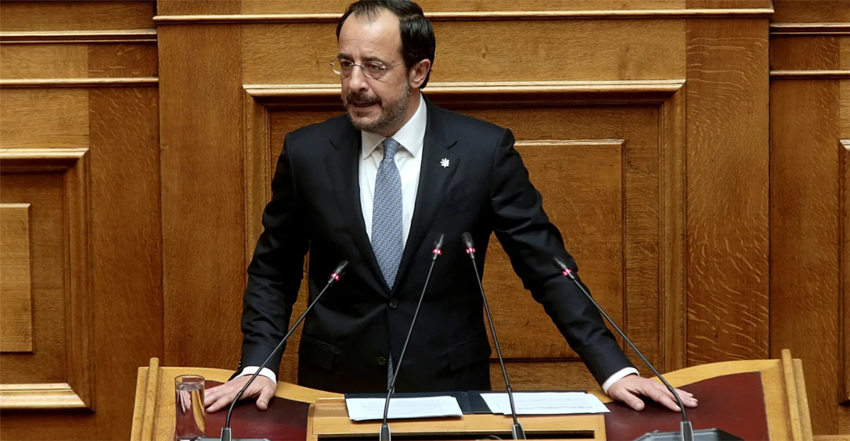 &Sigma;&tau;&omicron; &epsilon;&pi;ί&kappa;&epsilon;&nu;&tau;&rho;&omicron; &omicron; &Chi;&rho;&iota;&sigma;&tau;&omicron;&delta;&omicron;&upsilon;&lambda;ί&delta;&eta;&sigmaf; &sigma;&tau;&eta;&nu; &Alpha;&theta;ή&nu;&alpha;: &Omicron;&iota; &epsilon;&pi;&alpha;&phi;έ&sigmaf; &kappa;&alpha;&iota; &tau;&alpha; &mu;&eta;&nu;ύ&mu;&alpha;&tau;&alpha; &mu;&epsilon; &phi;ό&nu;&tau;&omicron; &tau;&iota;&sigmaf; &epsilon;&xi;&epsilon;&lambda;ί&xi;&epsilon;&iota;&sigmaf;