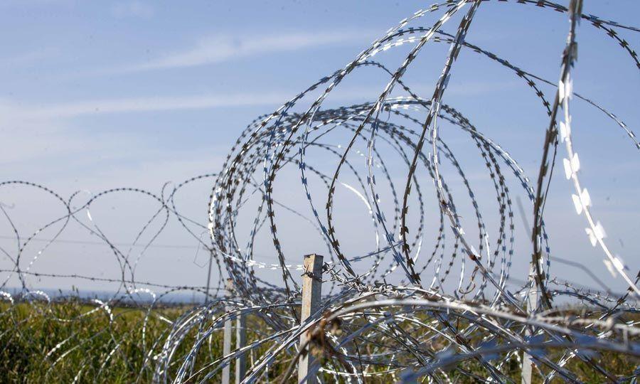 Φορτηγό-τρόμος στον αυτοκινητόδρομο – Ξεχείλιζε από… συρματοπλέγματα – Δείτε φωτογραφίες