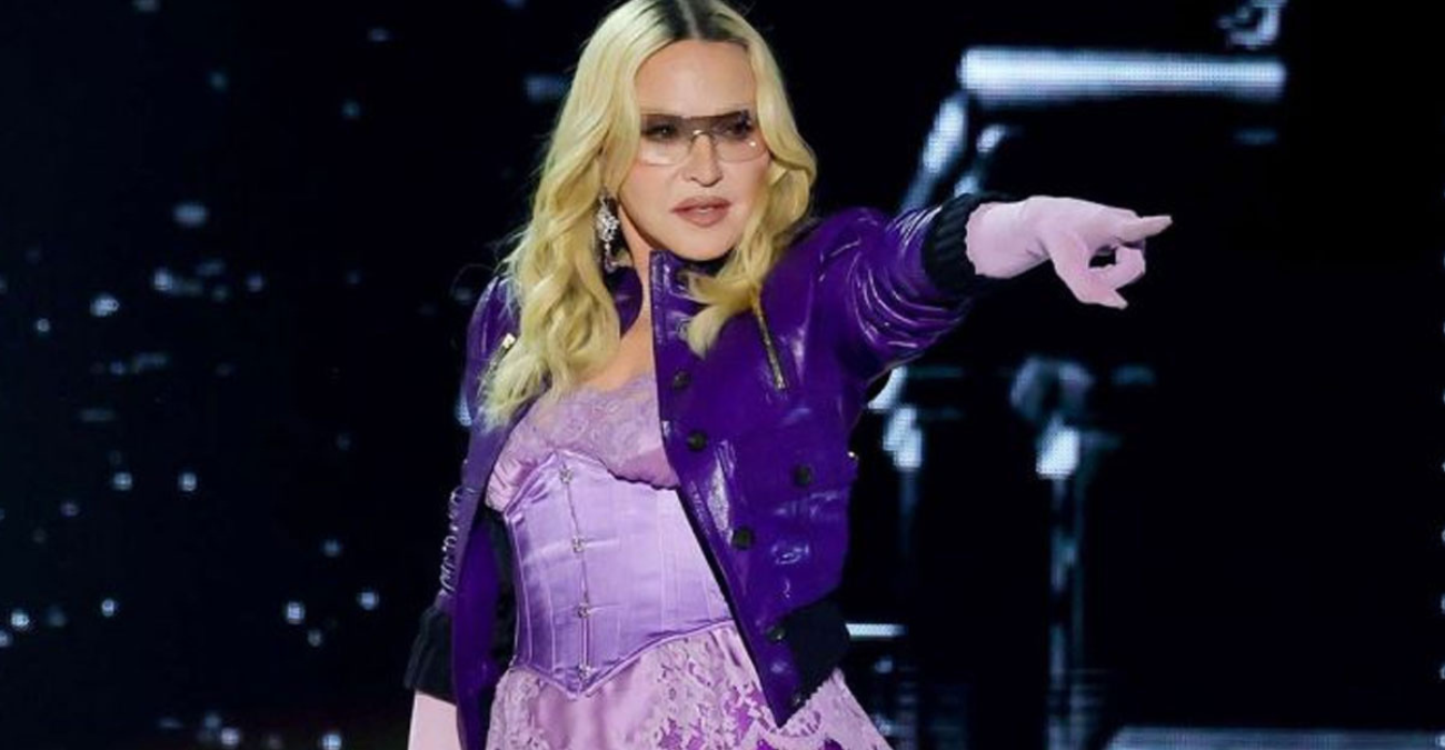 Madonna: Έ&chi;&alpha;&sigma;&epsilon; &tau;&omicron; &iota;&sigma;&tau;&omicron;&rho;&iota;&kappa;ό &kappa;&omicron;&rho;&mu;ά&kappa;&iota; &pi;&omicron;&upsilon; &phi;ό&rho;&epsilon;&sigma;&epsilon; &sigma;&tau;&eta;&nu; Coachella &ndash; &Eta; &alpha;&mu;&omicron;&iota;&beta;ή &pi;&omicron;&upsilon; &pi;&rho;&omicron;&sigma;&phi;έ&rho;&epsilon;&iota; &sigma;&epsilon; ό&pi;&omicron;&iota;&omicron;&nu; &tau;&omicron; &beta;&rho;&epsilon;&iota;