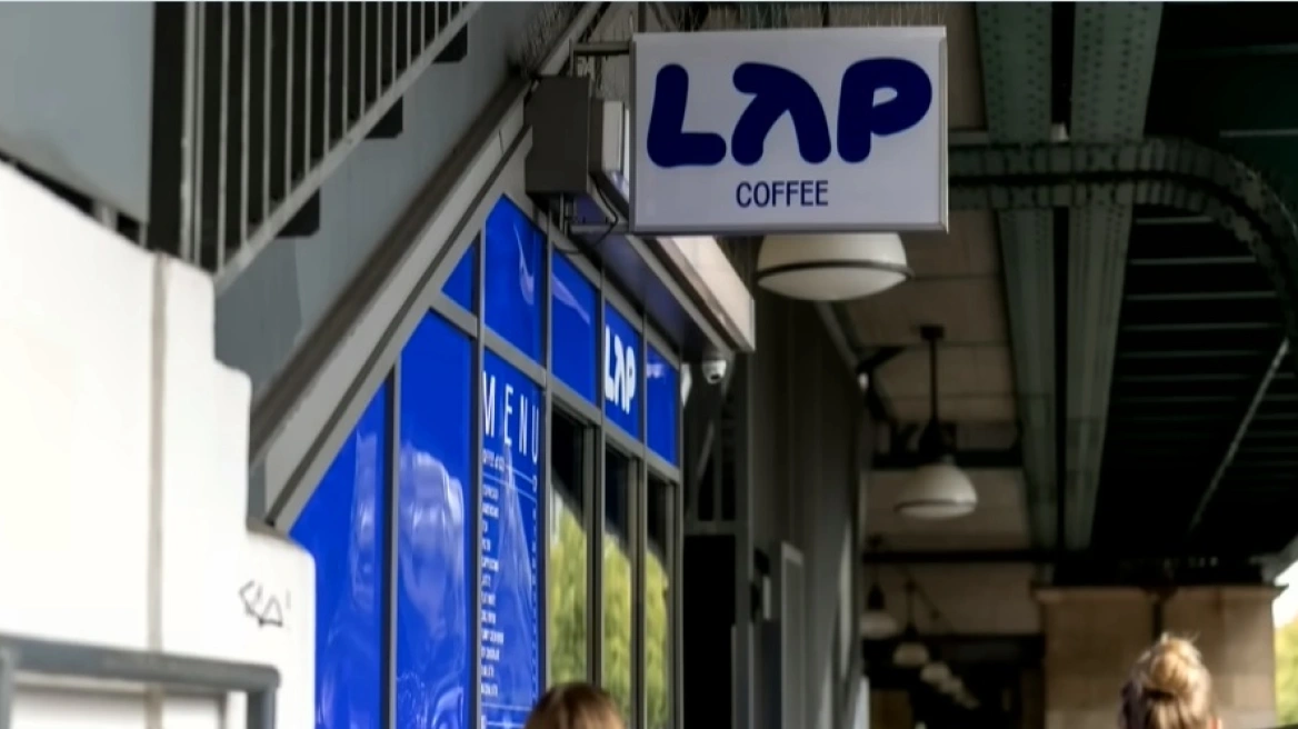 Αλυσίδα καφέ στο Βερολίνο δέχεται επιθέσεις με μπογιές στα καταστήματά της… επειδή πουλά φθηνό καπουτσίνο