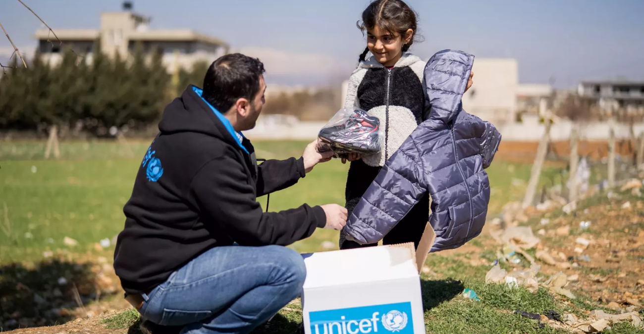 UNICEF: 60.000 ά&nu;&theta;&rho;&omega;&pi;&omicron;&iota;, &alpha;&nu;ά&mu;&epsilon;&sigma;ά &tau;&omicron;&upsilon;&sigmaf; 18.000 &pi;&alpha;&iota;&delta;&iota;ά, &epsilon;&kappa;&tau;&omicron;&pi;ί&sigma;&tau;&eta;&kappa;&alpha;&nu; &sigma;&tau;&omicron;&nu; &Lambda;ί&beta;&alpha;&nu;&omicron; &sigma;&epsilon; 24 ώ&rho;&epsilon;&sigmaf;