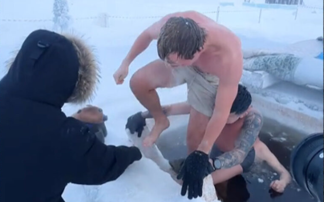 VIDEO: YouTuber &beta;&omicron;&upsilon;&tau;ά&epsilon;&iota; &sigma;&epsilon;... &pi;&alpha;&gamma;&omega;&mu;έ&nu;&alpha; &nu;&epsilon;&rho;ά -52 &beta;&alpha;&theta;&mu;ώ&nu; &Kappa;&epsilon;&lambda;&sigma;ί&omicron;&upsilon; &sigma;&tau;&eta;&nu; &pi;&iota;&omicron; &kappa;&rho;ύ&alpha; &pi;ό&lambda;&eta; &tau;&omicron;&upsilon; &kappa;ό&sigma;&mu;&omicron;&upsilon;