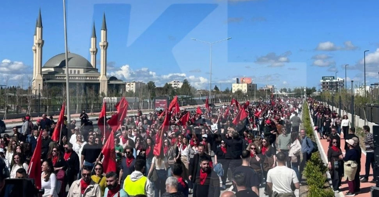 Χάος στα κατεχόμενα: Επεισόδια έξω από τη «βουλή» και γενική απεργία - Στο δρόμο οι εργαζόμενοι για την ΑΤΑ - Φωτογραφίες