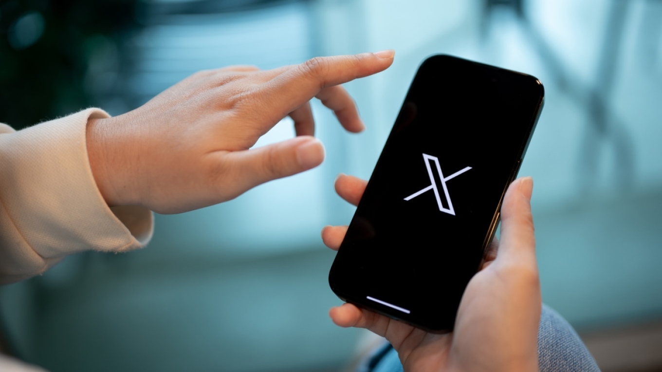 Έ&pi;&epsilon;&sigma;&epsilon; &tau;&omicron; &laquo;X&raquo; - &Chi;&iota;&lambda;&iota;ά&delta;&epsilon;&sigmaf; &alpha;&nu;&alpha;&phi;&omicron;&rho;έ&sigmaf; &gamma;&iota;&alpha; &pi;&rho;&omicron;&beta;&lambda;ή&mu;&alpha;&tau;&alpha;