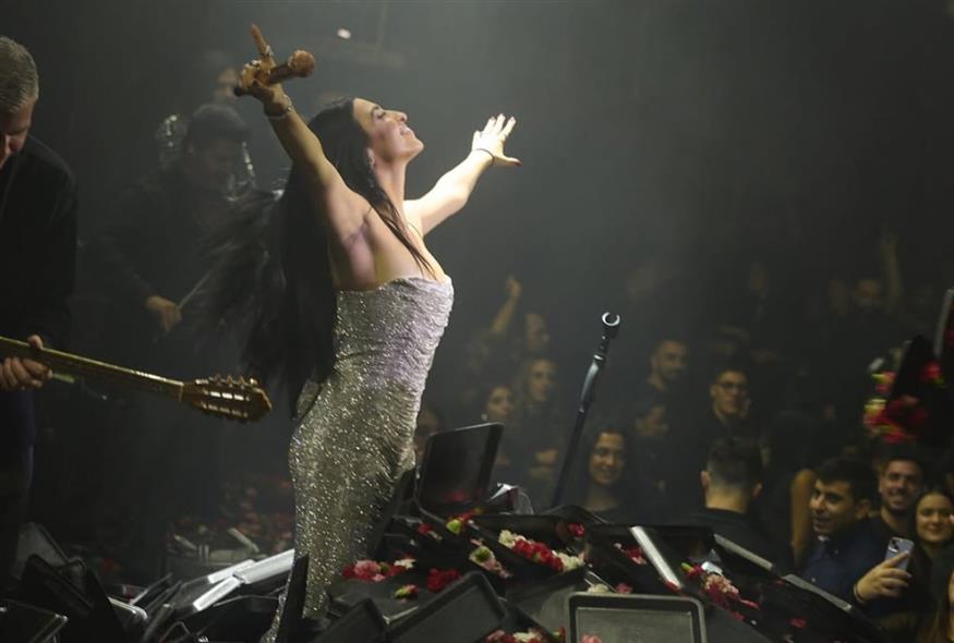 Viral &beta;ί&nu;&tau;&epsilon;&omicron;: &Theta;&alpha;&mu;ώ&nu;&alpha;&sigmaf; &pi;έ&tau;&alpha;&xi;&epsilon; &tau;&epsilon;&rho;ά&sigma;&tau;&iota;&omicron; &kappa;&alpha;&nu;&alpha;&pi;έ &sigma;&tau;&eta;&nu; &pi;ί&sigma;&tau;&alpha; &epsilon;&nu;ώ &tau;&rho;&alpha;&gamma;&omicron;&upsilon;&delta;&omicron;ύ&sigma;&epsilon; &eta; &Alpha;&nu;&alpha;&sigma;&tau;&alpha;&sigma;ί&alpha;