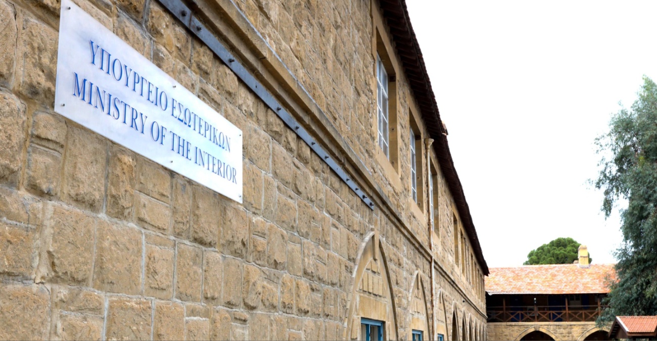 &Upsilon;&pi;&omicron;&upsilon;&rho;&gamma;&epsilon;ί&omicron; &Epsilon;&sigma;&omega;&tau;&epsilon;&rho;&iota;&kappa;ώ&nu;: &Pi;&alpha;&rho;&alpha;&delta;έ&chi;&epsilon;&tau;&alpha;&iota; &tau;&alpha; &kappa;&epsilon;&nu;ά &sigma;&tau;&alpha; &kappa;&alpha;&tau;&alpha;&phi;ύ&gamma;&iota;&alpha; &kappa;&alpha;&iota; &alpha;&lambda;&lambda;ά&zeta;&epsilon;&iota; &laquo;&sigma;&tau;&rho;&alpha;&tau;ό&pi;&epsilon;&delta;&omicron;&raquo; &ndash; &Pi;ώ&sigmaf; &alpha;&pi;&alpha;&nu;&tau;ά &sigma;&tau;&omicron; &laquo;&kappa;&alpha;&mu;&pi;&alpha;&nu;ά&kappa;&iota;&raquo; &tau;&eta;&sigmaf; &Epsilon;&lambda;&epsilon;&gamma;&kappa;&tau;&iota;&kappa;ή&sigmaf;