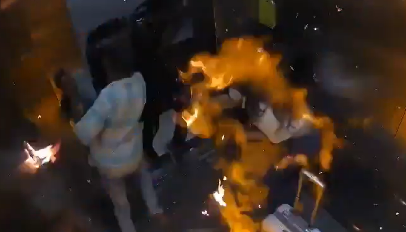 Video: Τρομακτικό ατύχημα: Μπαλόνια γεμάτα αέριο εξερράγησαν και πήραν φωτιά μέσα σε ασανσέρ