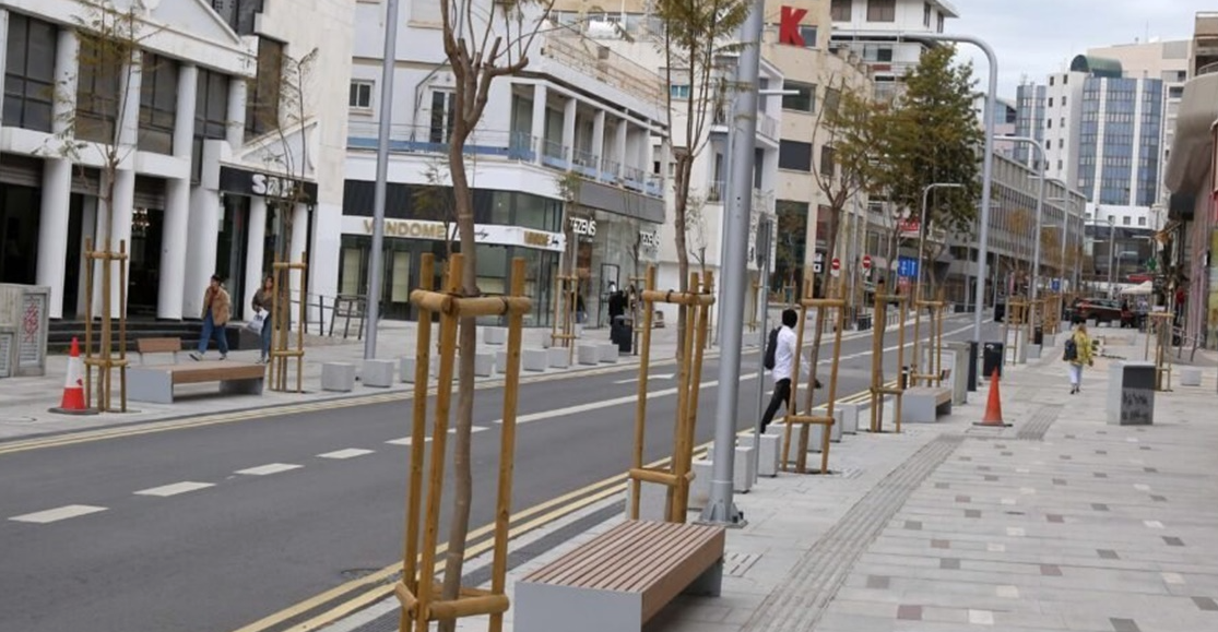 ΠΡΟΣΟΧΗ: Έκλεισε αυτό το τμήμα της Μακαρίου μετά την πτώση σκαλωσιών - Δείτε φωτογραφίες