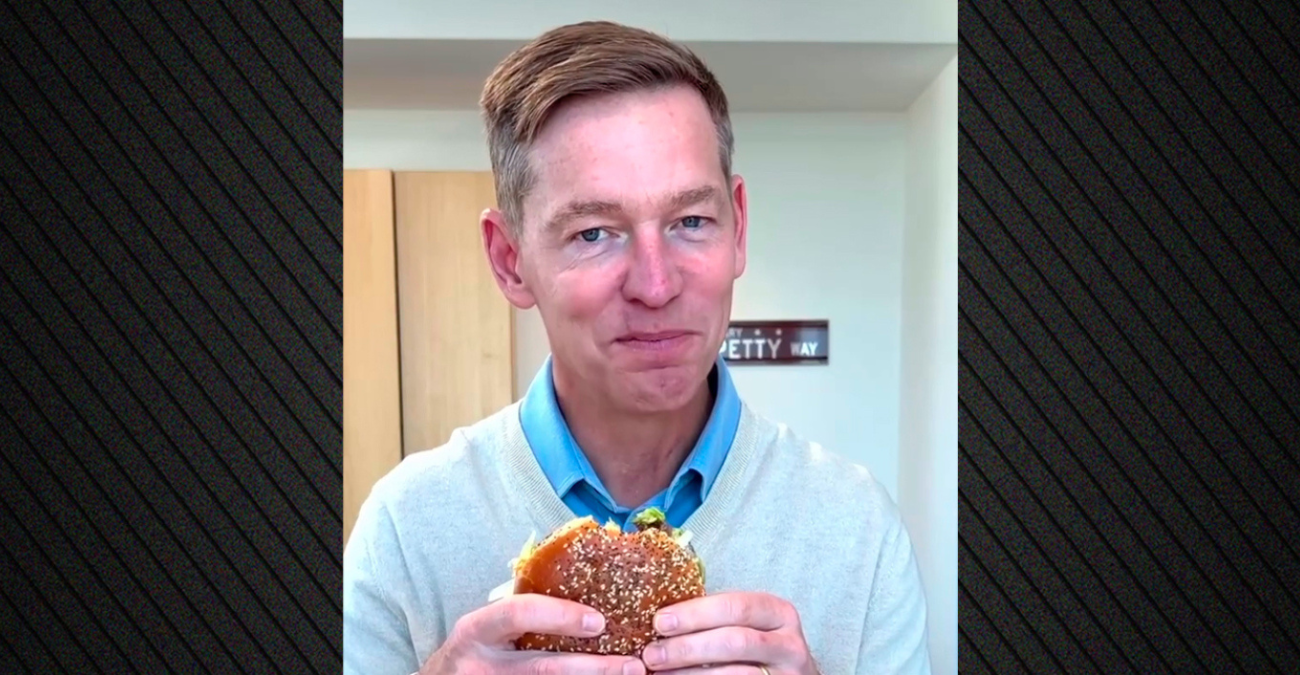 Ο CEO των McDonalds απαντά στο viral βίντεο με το burger: Δεν είμαι χορτοφάγος, φταίει η μαμά μου