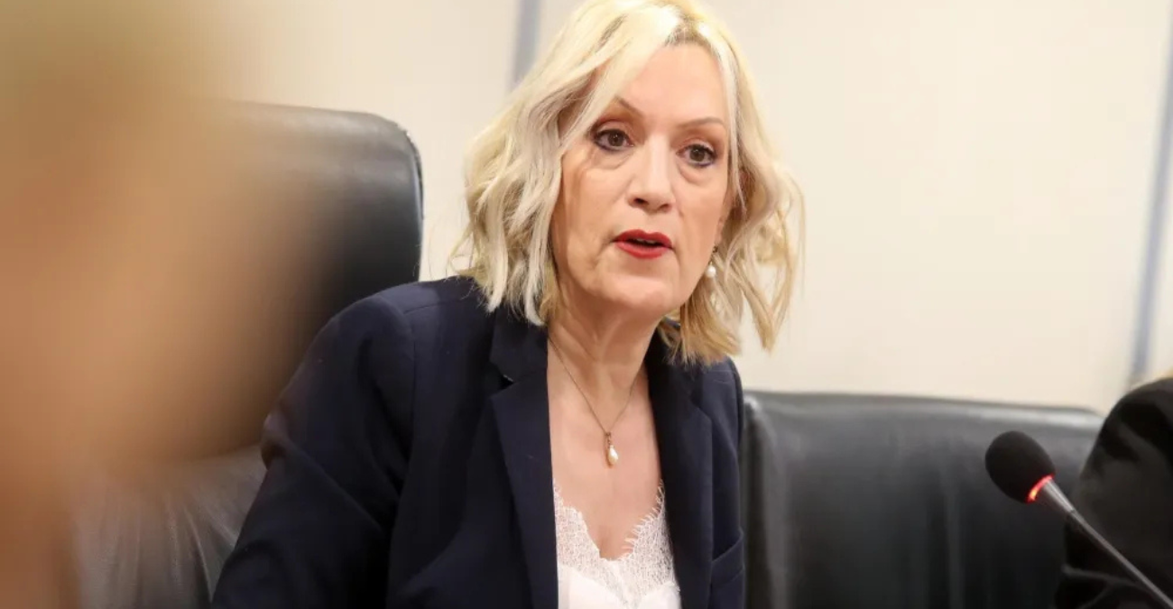 &Epsilon;&xi;&epsilon;&lambda;ί&xi;&epsilon;&iota;&sigmaf; &sigma;&tau;&eta; &Beta;&omicron;&upsilon;&lambda;ή: &Eta; &Epsilon;&iota;&rho;ή&nu;&eta; &Chi;&alpha;&rho;&alpha;&lambda;&alpha;&mu;&pi;ί&delta;&omicron;&upsilon; &pi;&alpha;&rho;&alpha;&delta;ί&delta;&epsilon;&iota; &tau;&eta;&nu; &Pi;&rho;&omicron;&epsilon;&delta;&rho;ί&alpha; &tau;&eta;&sigmaf; &Epsilon;&pi;&iota;&tau;&rho;&omicron;&pi;ή&sigmaf; &Alpha;&nu;&theta;&rho;&omega;&pi;ί&nu;&omega;&nu; &Delta;&iota;&kappa;&alpha;&iota;&omega;&mu;ά&tau;&omega;&nu;