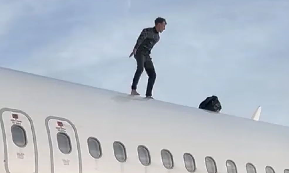 Video: Ανέβηκε στην οροφή αεροσκάφους - Καθυστέρηση 2,5 ώρες σε πτήση
