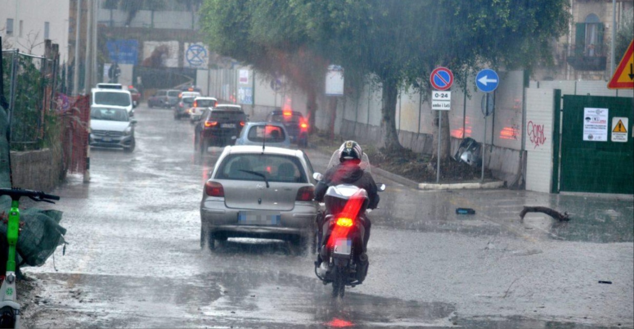 Η κακοκαιρία Ines «χτυπά» την Ιταλία με βροχές και θυελλώδεις ανέμους – Κίτρινος συναγερμός σε Σικελία και Καλαβρία