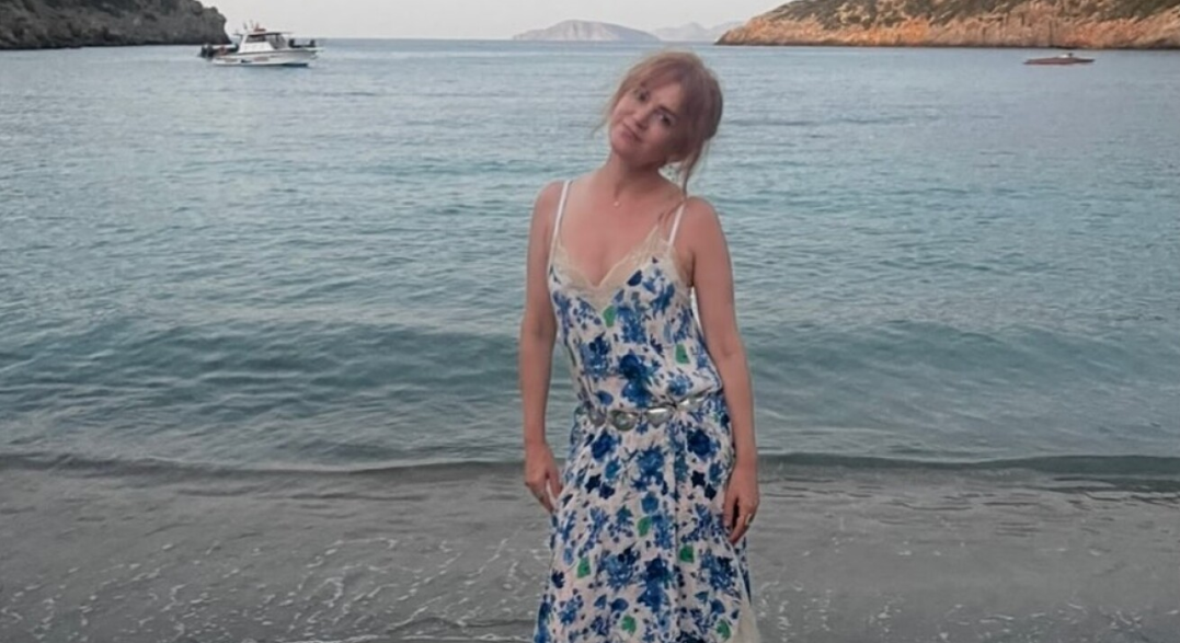 &laquo;&Omicron;&iota;&kappa;&omicron;&gamma;έ&nu;&epsilon;&iota;&alpha;, &phi;έ&tau;&alpha;...&raquo;: &Delta;&iota;&alpha;&kappa;&omicron;&pi;έ&sigmaf; &sigma;&tau;&eta;&nu; &Epsilon;&lambda;&lambda;ά&delta;&alpha; &gamma;&iota;&alpha; &tau;&eta;&nu; Ά&iota;&lambda;&alpha; &Phi;ί&sigma;&epsilon;&rho; &mu;&epsilon; &tau;&omicron;&upsilon;&sigmaf; &gamma;&omicron;&nu;&epsilon;ί&sigmaf; &kappa;&alpha;&iota; &tau;&alpha; &pi;&alpha;&iota;&delta;&iota;ά &tau;&eta;&sigmaf; - &Delta;&epsilon;ί&tau;&epsilon; &phi;&omega;&tau;&omicron;&gamma;&rho;&alpha;&phi;ί&epsilon;&sigmaf;