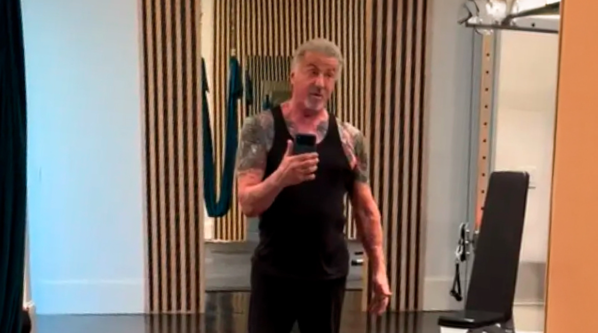 O &Sigma;&iota;&lambda;&beta;έ&sigma;&tau;&epsilon;&rho; &Sigma;&tau;&alpha;&lambda;ό&nu;&epsilon; &sigma;&upsilon;&nu;&epsilon;&chi;ί&zeta;&epsilon;&iota; &tau;&omicron; &gamma;&upsilon;&mu;&nu;&alpha;&sigma;&tau;ή&rho;&iota;&omicron; &sigma;&tau;&alpha; 79 &tau;&omicron;&upsilon; &kappa;&alpha;&iota; &alpha;&pi;&omicron;&theta;&epsilon;ώ&nu;&epsilon;&tau;&alpha;&iota;: &laquo;&Omicron; &Sigma;&lambda;ά&iota; &delta;&epsilon;&nu; &gamma;&epsilon;&rho;&nu;ά&epsilon;&iota; &pi;&omicron;&tau;έ&raquo;