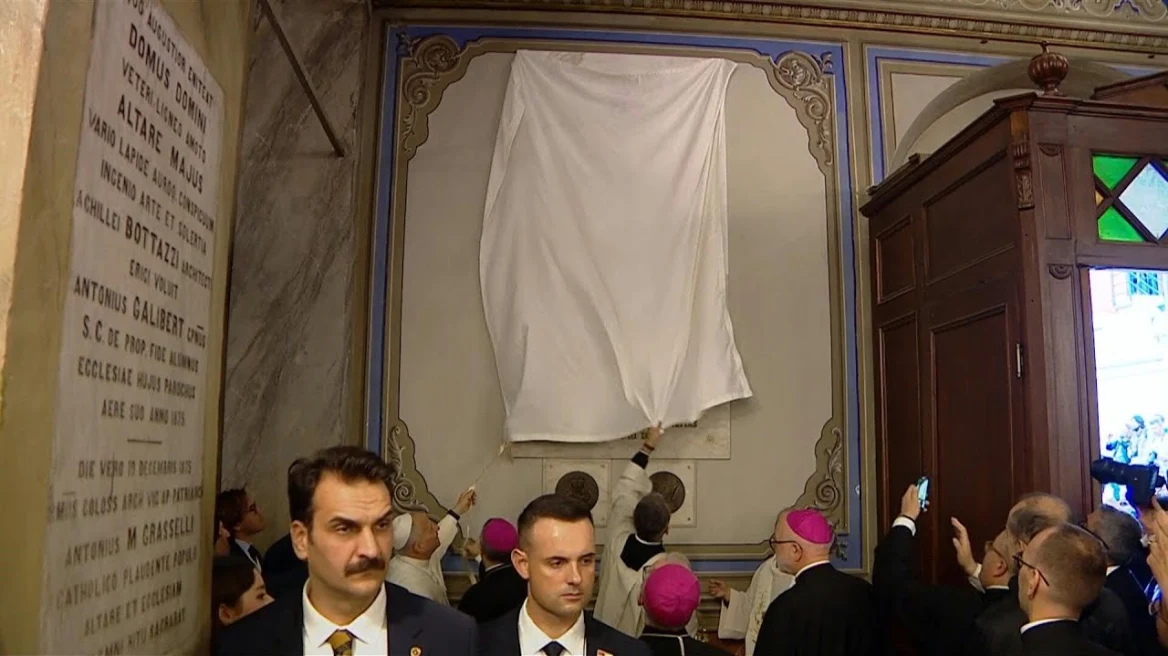 Δυσκολεύτηκε να αποκαλύψει μαρμάρινη επιγραφή