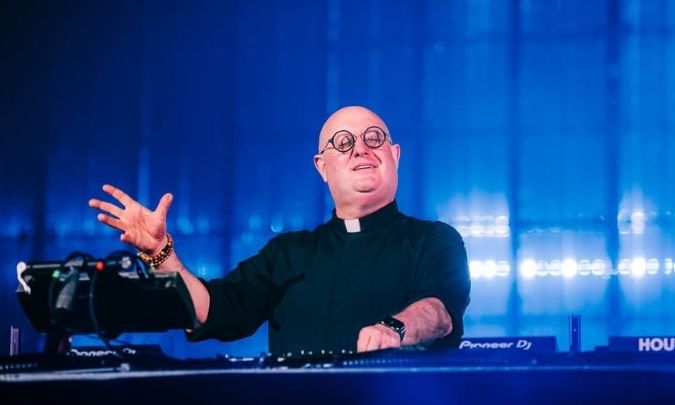 Ο ιερέας που μετέτρεψε τη rave μουσική, σε προσευχή