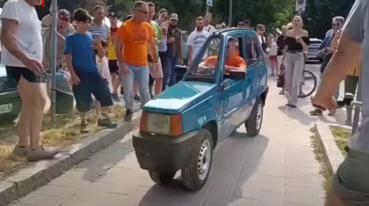 Έφτιαξε το πιο στενό αυτοκίνητο στον κόσμο: To Fiat Panda που χωράει μόνο έναν άνθρωπο και έγινε viral