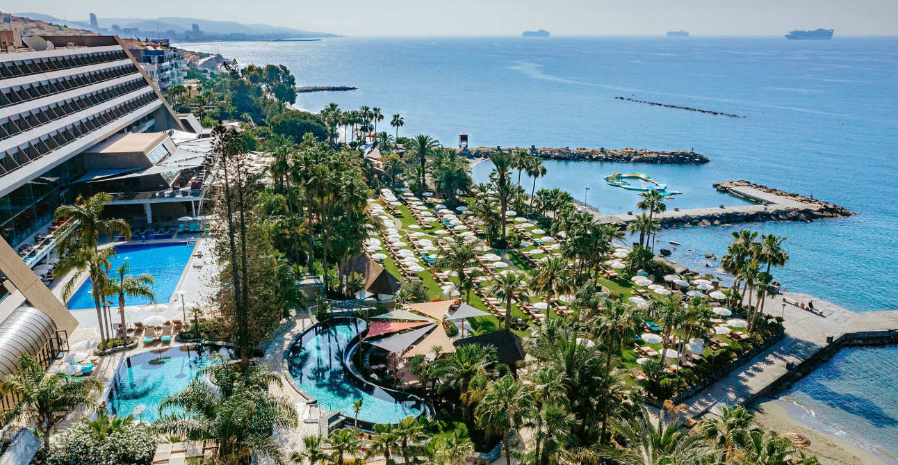 &Gamma;&iota;&omicron;&rho;&tau;ά&zeta;&omicron;&upsilon;&mu;&epsilon; &tau;&omicron; &Pi;ά&sigma;&chi;&alpha; &sigma;&tau;&omicron; Amathus Beach Hotel &sigma;&tau;&eta; &Lambda;&epsilon;&mu;&epsilon;&sigma;ό