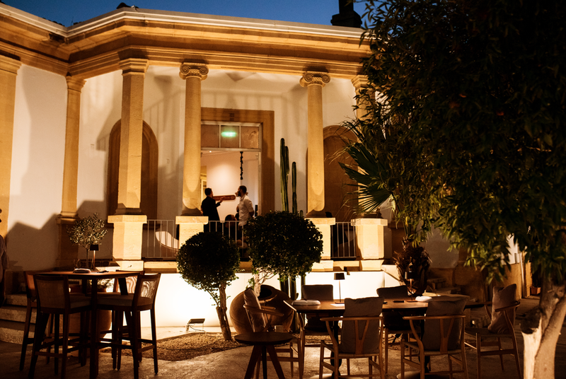 &Tau;&omicron; &kappa;&rho;&upsilon;&mu;&mu;έ&nu;&omicron; &sigma;&tau;έ&kappa;&iota; &tau;&eta;&sigmaf; &Lambda;&epsilon;&upsilon;&kappa;&omega;&sigma;ί&alpha;&sigmaf; ό&pi;&omicron;&upsilon; &tau;&alpha; signature cocktails &sigma;&upsilon;&nu;&alpha;&nu;&tau;&omicron;ύ&nu; έ&nu;&alpha; &epsilon;&kappa;&lambda;&epsilon;&kappa;&tau;ό Mexican fusion menu