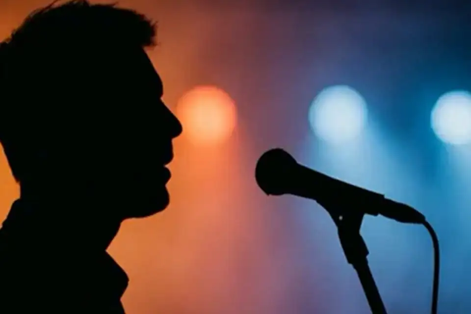 VIDEO: &Alpha;&upsilon;&tau;ό&sigmaf; &omicron; &gamma;&nu;&omega;&sigma;&tau;ό&sigmaf; Έ&lambda;&lambda;&eta;&nu;&alpha;&sigmaf; &tau;&rho;&alpha;&gamma;&omicron;&upsilon;&delta;&iota;&sigma;&tau;ή&sigmaf;...&epsilon;ί&nu;&alpha;&iota; &pi;&iota;&lambda;ό&tau;&omicron;&sigmaf; &sigma;&tau;&iota;&sigmaf; &Kappa;&upsilon;&pi;&rho;&iota;&alpha;&kappa;έ&sigmaf; &Alpha;&epsilon;&rho;&omicron;&gamma;&rho;&alpha;&mu;&mu;έ&sigmaf; - &laquo;&Epsilon;&kappa;&epsilon;ί &lambda;έ&omega; &tau;&omicron; &pi;&rho;&alpha;&gamma;&mu;&alpha;&tau;&iota;&kappa;ό &mu;&omicron;&upsilon; ό&nu;&omicron;&mu;&alpha;&raquo;