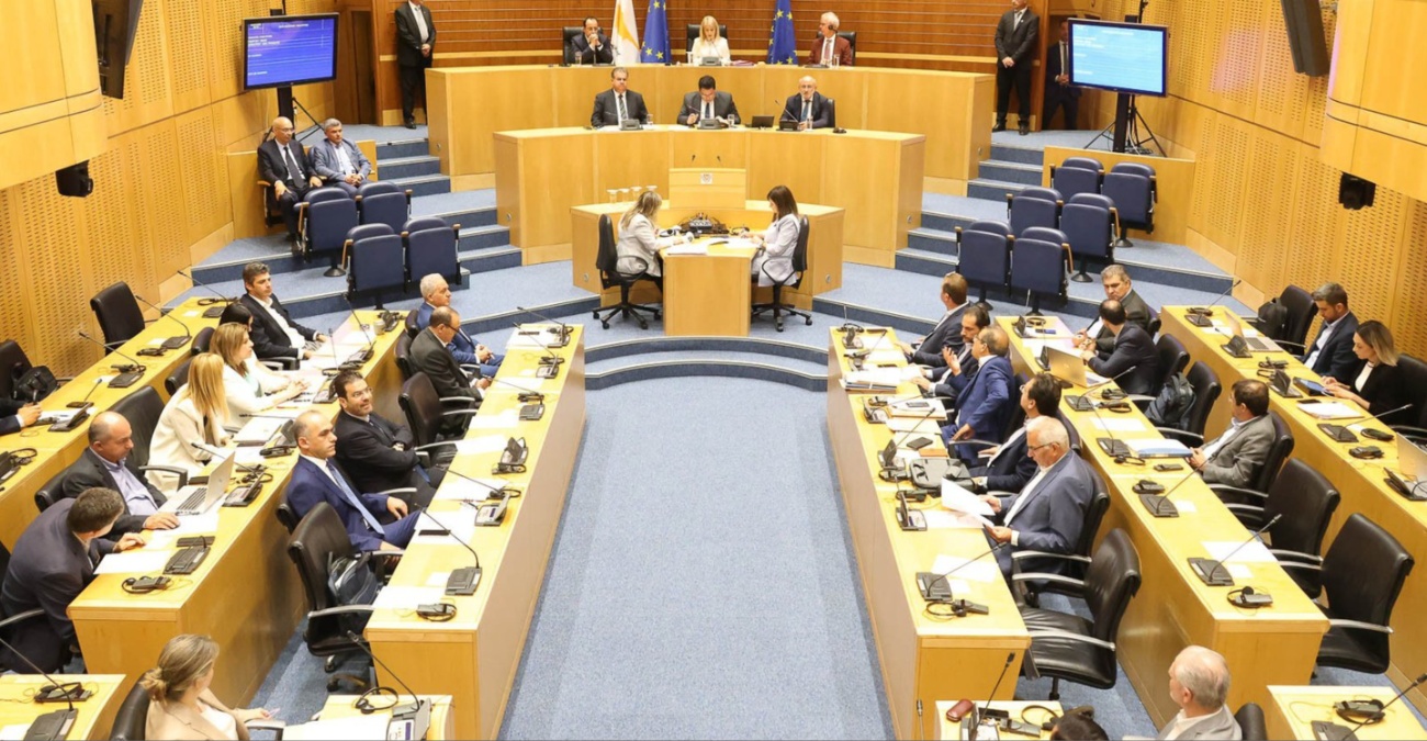 Έκτακτη συνεδρία της Ολομέλειας της Βουλής - «Αναταράξεις» με την αναπομπή για τις πολλαπές συντάξεις