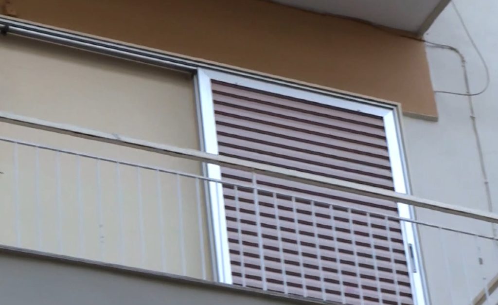 Οικιακή βοηθός κατήγγειλε βιασμό του γιου της από την εργοδότρια