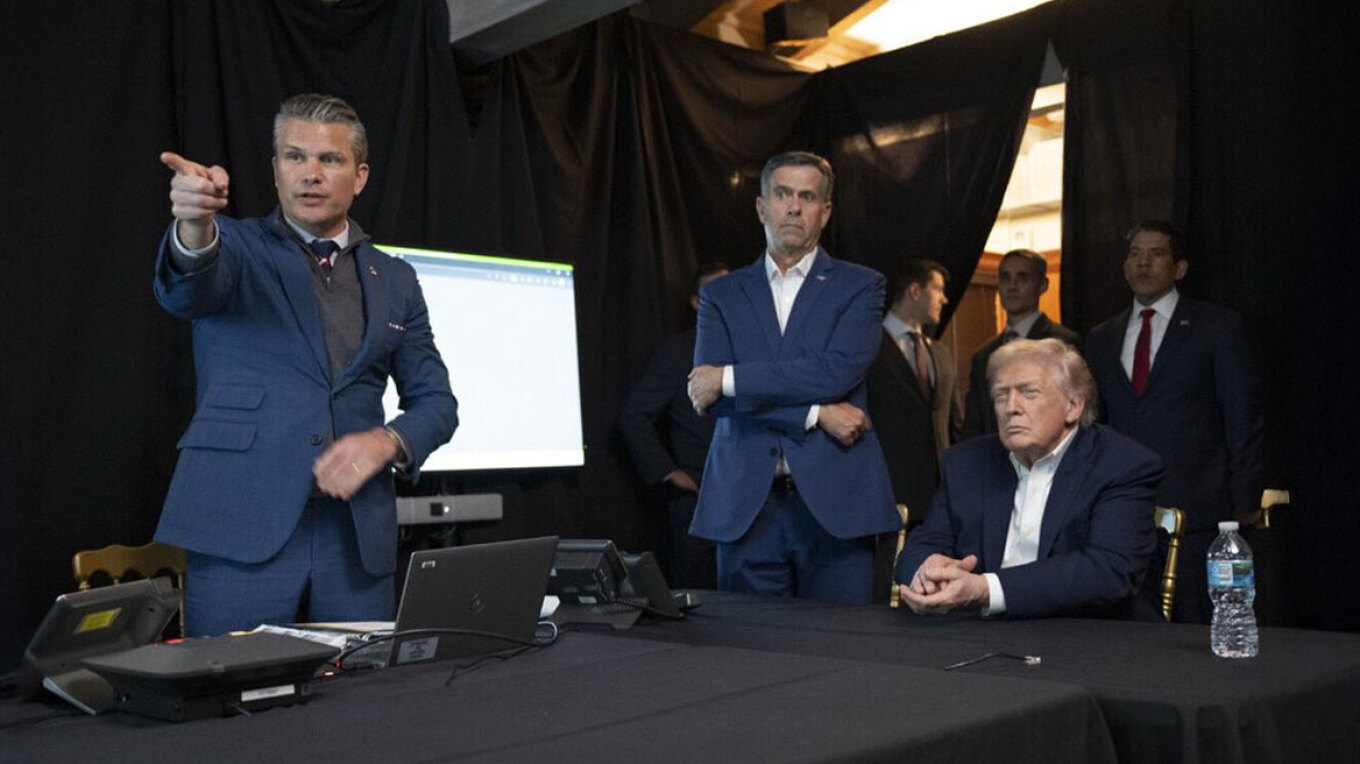 &Phi;&omega;&tau;&omicron;&gamma;&rho;&alpha;&phi;ί&epsilon;&sigmaf;: &Eta; &sigma;&tau;&iota;&gamma;&mu;ή &pi;&omicron;&upsilon; &omicron; &Tau;&rho;&alpha;&mu;&pi; &beta;&lambda;έ&pi;&epsilon;&iota; &zeta;&omega;&nu;&tau;&alpha;&nu;ά &tau;&eta; &sigma;ύ&lambda;&lambda;&eta;&psi;&eta; &tau;&omicron;&upsilon; &Mu;&alpha;&delta;&omicron;ύ&rho;&omicron; &sigma;&tau;&omicron; &Mu;&alpha;&rho;-&Alpha;-&Lambda;ά&gamma;&kappa;&omicron;