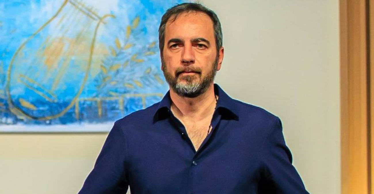Δεν το περιμέναμε! Ο Λώρης Λοϊζίδης χτύπησε τατουάζ με τους ρόλους της καριέρας του – Φωτογραφία