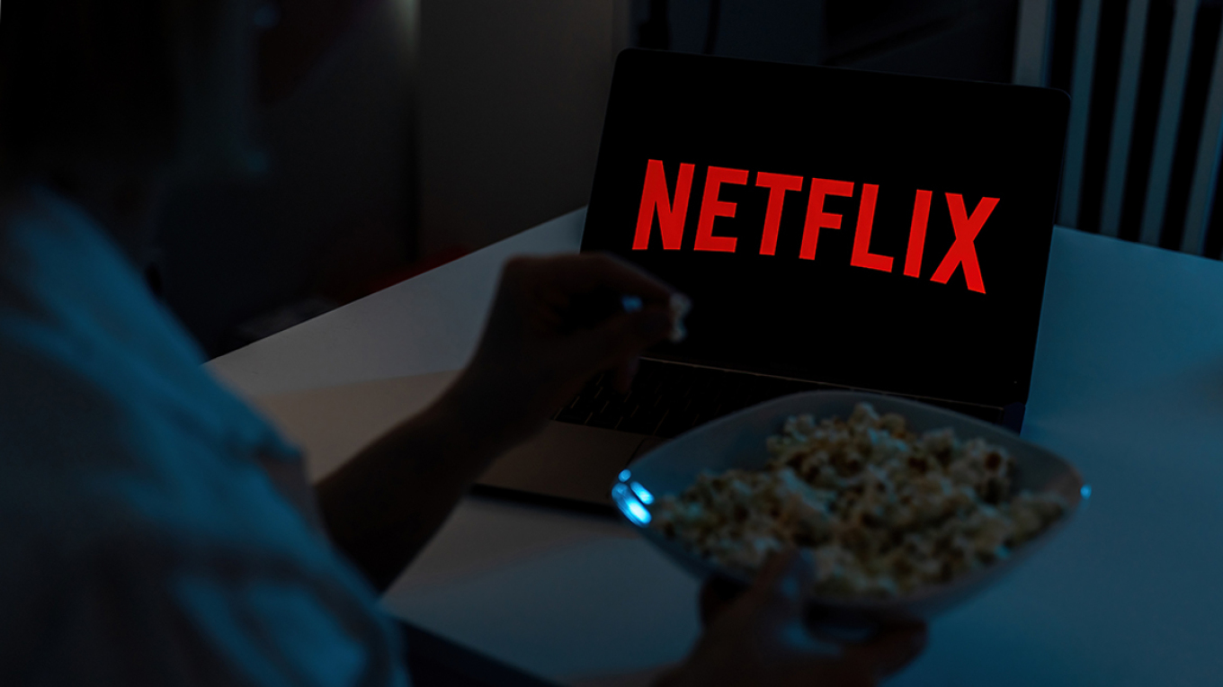 «Βουτιά» στις μετοχές πλατφορμών streaming μετά την ανακοίνωση Τραμπ για δασμούς 100% στις κινηματογραφικές ταινίες του εξωτερικού