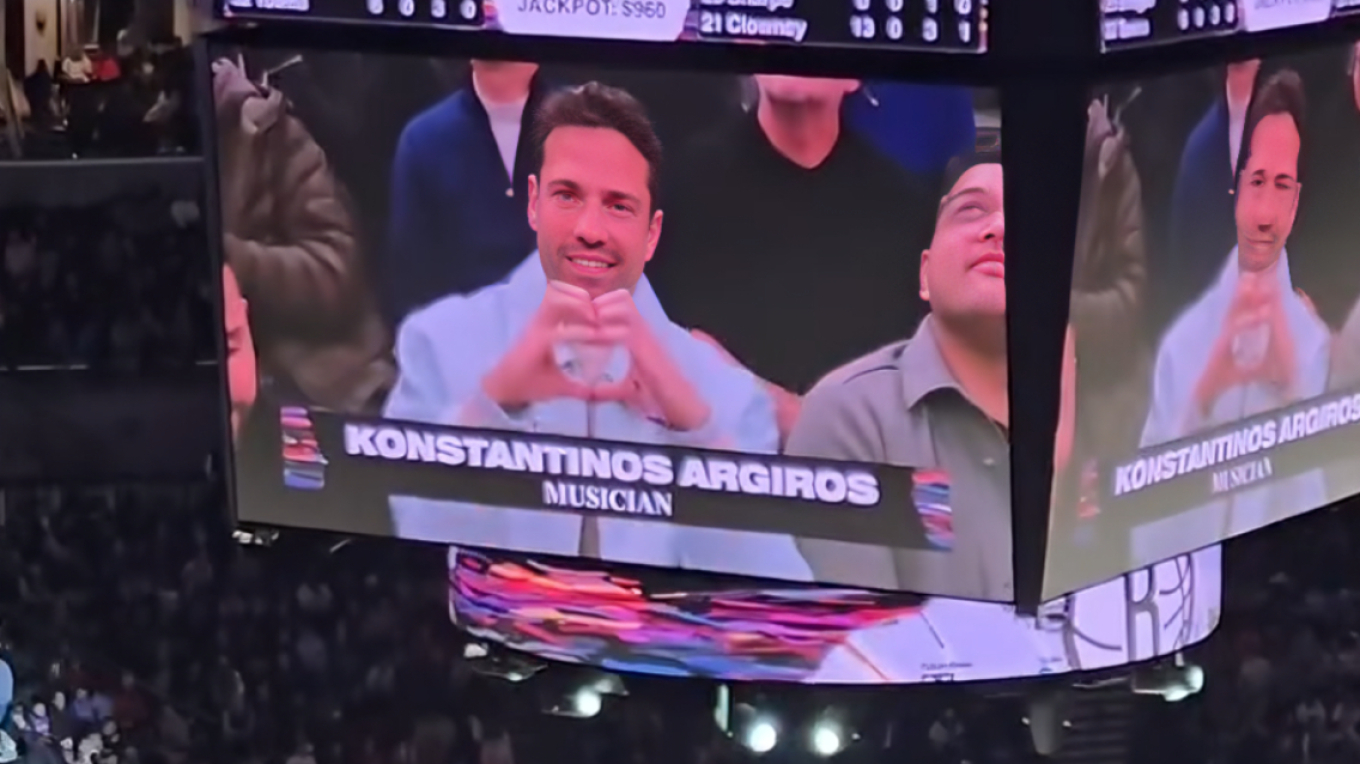 Κωνσταντίνος Αργυρός: Η στιγμή που η κάμερα του γηπέδου εντόπισε τον τραγουδιστή σε αγώνα NBA