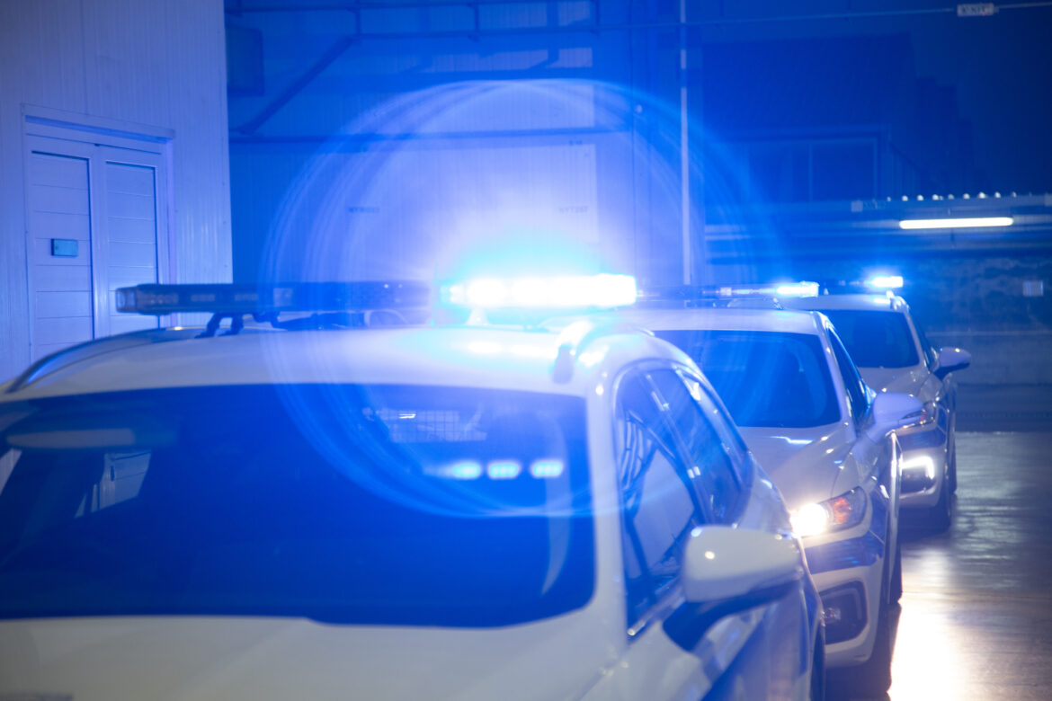 Χειροπέδες σε 41χρονο: Μπούκαρε σε περίπτερο, απείλησε την εργαζόμενη με κυνηγετικό πυροβόλο όπλο και έκλεψε το ταμείο