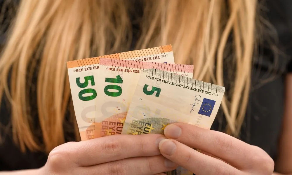 &Kappa;&alpha;&tau;ώ&tau;&alpha;&tau;&omicron;&sigmaf; &mu;&iota;&sigma;&theta;ό&sigmaf;: &Delta;&iota;&alpha;&phi;&omega;&nu;ί&epsilon;&sigmaf; &gamma;&iota;&alpha; &nu;&omicron;&mu;&omicron;&sigma;&chi;έ&delta;&iota;&omicron; - &Pi;&omicron;&iota;&alpha; &epsilon;&iota;&sigma;ή&gamma;&eta;&sigma;&eta; &upsilon;&iota;&omicron;&theta;&epsilon;&tau;&epsilon;ί &gamma;&iota;&alpha; &tau;&omicron;&nu; &upsilon;&pi;&omicron;&lambda;&omicron;&gamma;&iota;&sigma;&mu;ό &tau;&omicron;&upsilon;