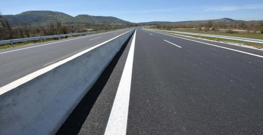 VIDEO: &Sigma;&omicron;&kappa; &sigma;&epsilon; &kappa;&upsilon;&pi;&rho;&iota;&alpha;&kappa;ό &delta;&rho;ό&mu;&omicron; &mu;&epsilon; &epsilon;&pi;&iota;&kappa;ί&nu;&delta;&upsilon;&nu;&epsilon;&sigmaf; &beta;ό&lambda;&tau;&epsilon;&sigmaf; &pi;ά&nu;&omega; &sigma;&epsilon; &sigma;&kappa;&omicron;ύ&tau;&epsilon;&rho;