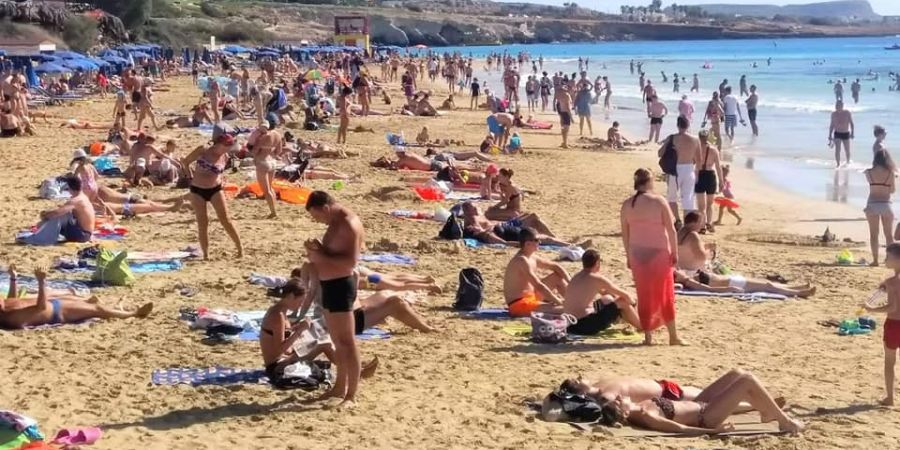 «Φίσκα» οι παραλίες – Έτρεξαν να δροσιστούν οι Κύπριοι