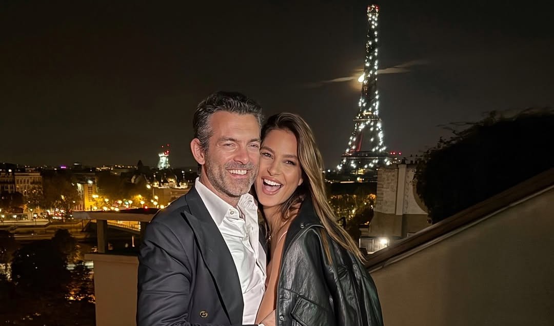 &Phi;ί&lambda;&iota;&pi;&pi;&omicron;&sigmaf; &Mu;&iota;&chi;ό&pi;&omicron;&upsilon;&lambda;&omicron;&sigmaf;: &Delta;&epsilon;ί&tau;&epsilon; &tau;&omicron;&nu; &nu;&alpha; &pi;&alpha;ί&zeta;&epsilon;&iota; &pi;&omicron;&delta;ό&sigma;&phi;&alpha;&iota;&rho;&omicron; &mu;&epsilon; &tau;&alpha; &pi;&alpha;&iota;&delta;&iota;ά &tau;&eta;&sigmaf; &Epsilon;&upsilon;&rho;&iota;&pi;ί&delta;&omicron;&upsilon; &sigma;&tau;&omicron;&nu; &Mu;&omicron;&nu;&iota;ά&tau;&eta; - &Phi;&omega;&tau;&omicron;&gamma;&rho;&alpha;&phi;ί&alpha;