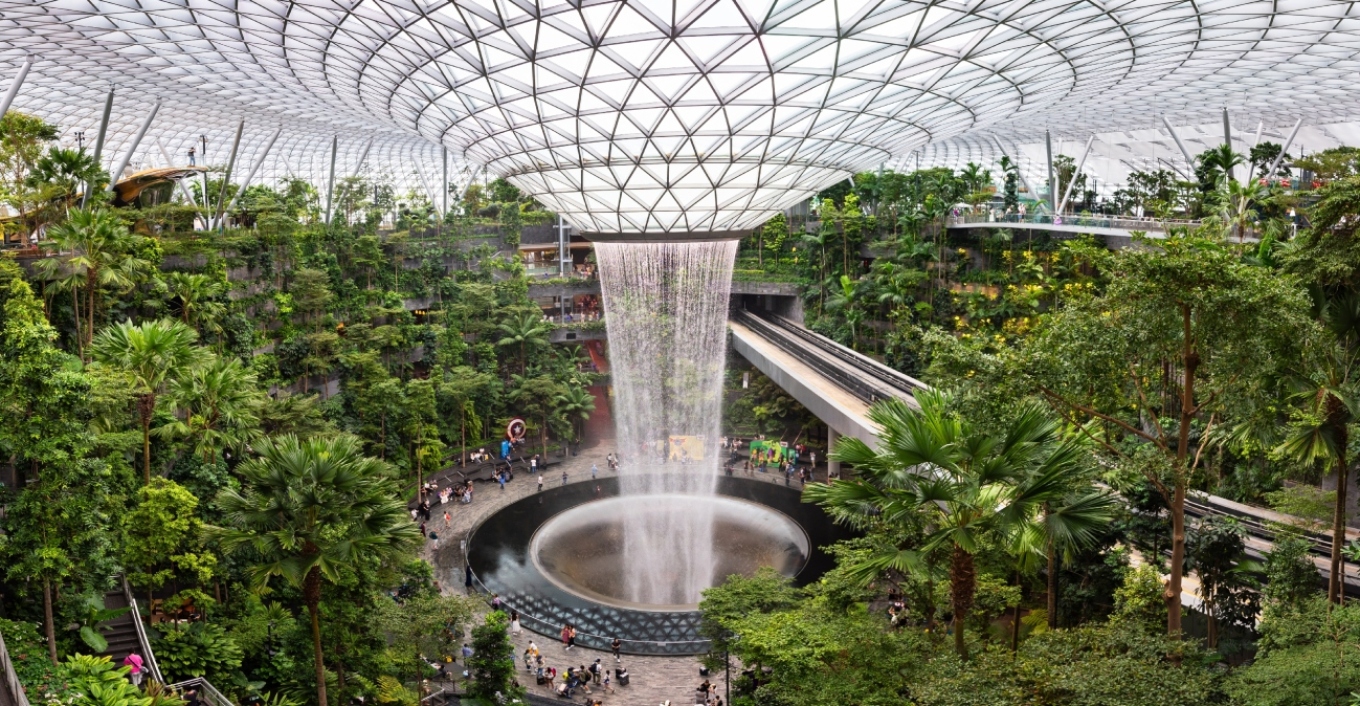 Μέσα στο καλύτερο αεροδρόμιο του κόσμου – Τροπικοί κήποι, κινηματογράφοι και ο εντυπωσιακός καταρράκτης – Δείτε βίντεο