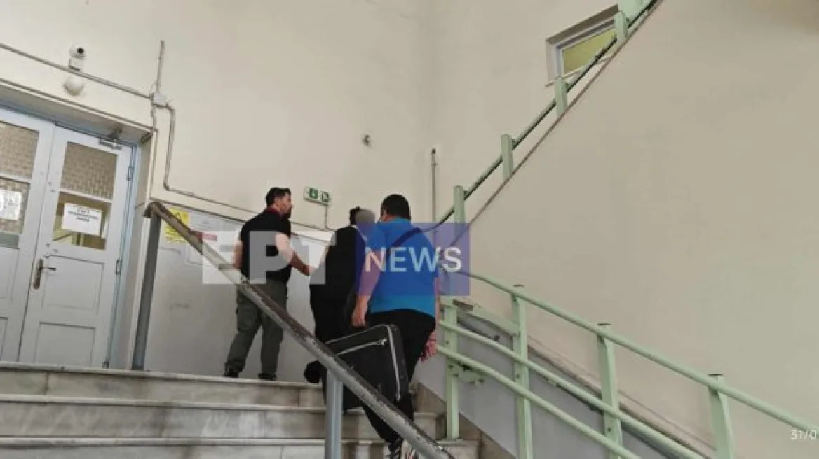 Στον ανακριτή η 52χρονη μητέρα στον Βόλο που κατηγορείται για παιδική πορνογραφία και αιμομιξία Στον ανακριτή η 52χρονη μητέρα στον Βόλο που κατηγορείται για παιδική πορνογραφία και αιμομιξία